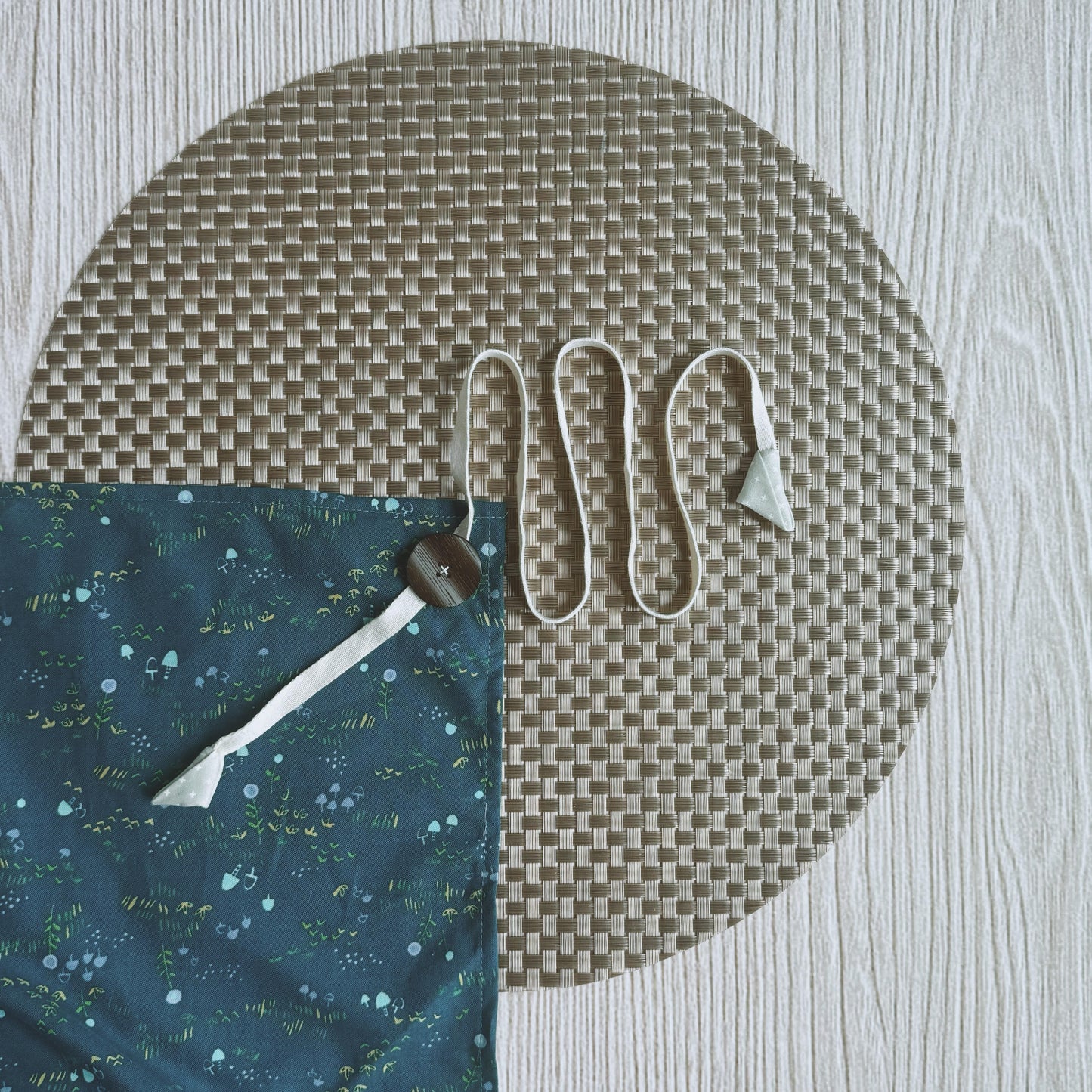 Tsutsumi Kite Wrap - Noharu (field)